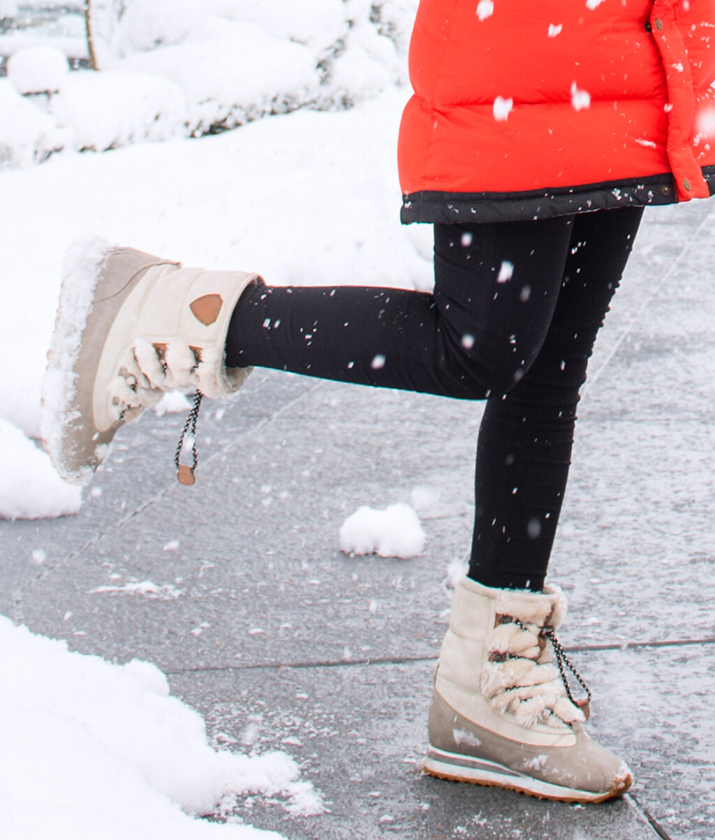 Žena u čizmama na snijegu