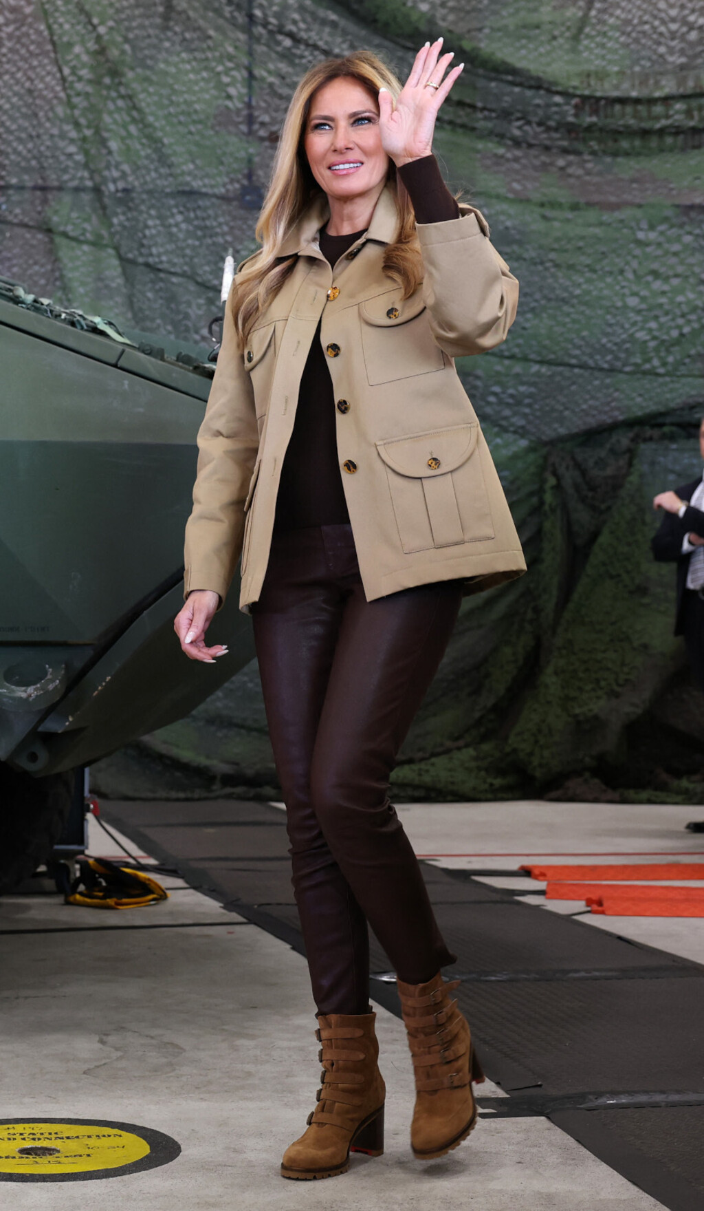 Melania Trump u kožnatim hlačama i gležnjačama od brušene kože - 2