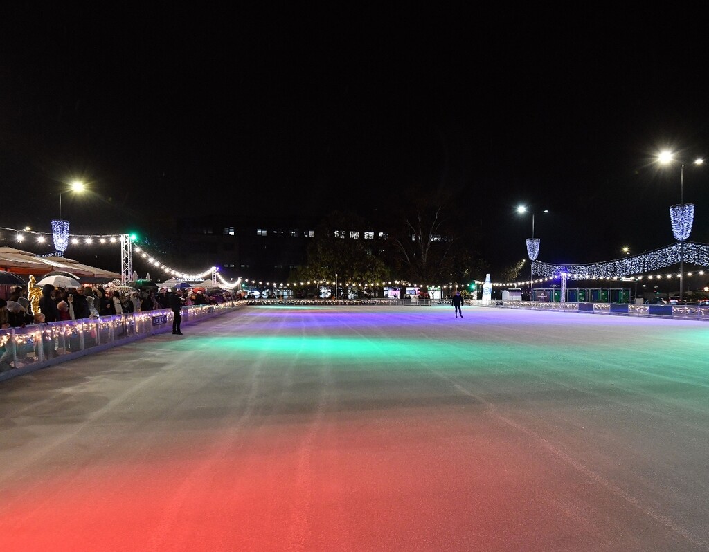Središnji dio manifestacije je najveće klizalište u Hrvatskoj, površine oko 1900 četvornih metara