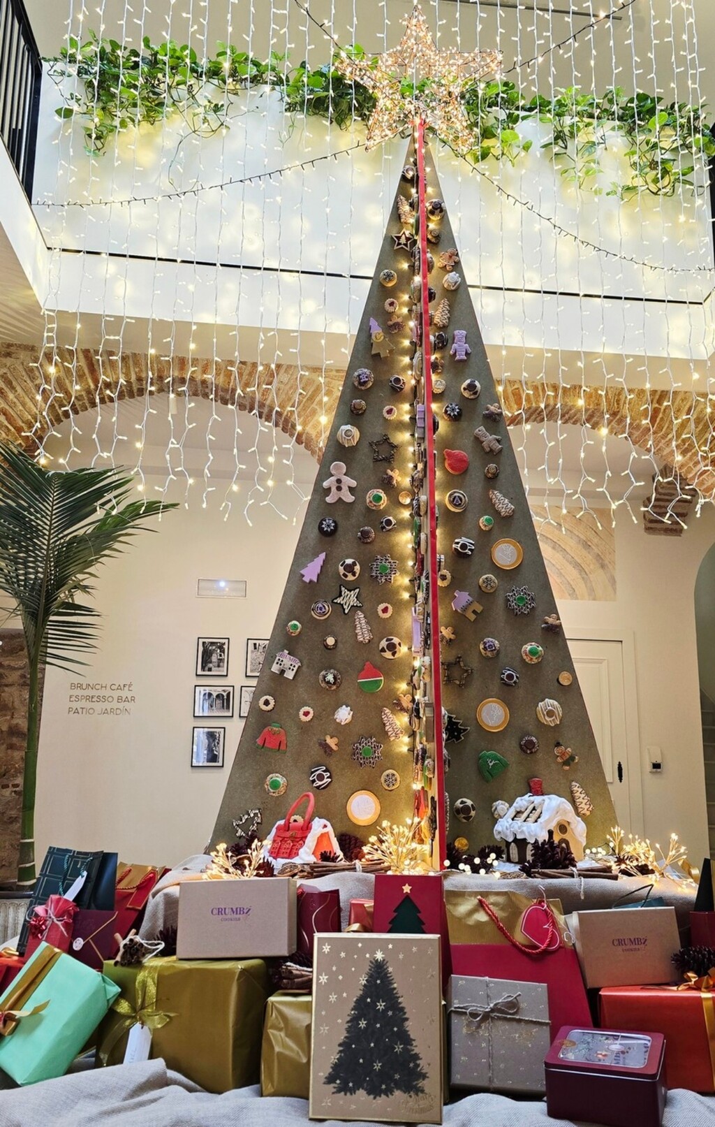 Na plohama su pričvršćeni deseci ručno rađenih keksa različitih oblika i stilova