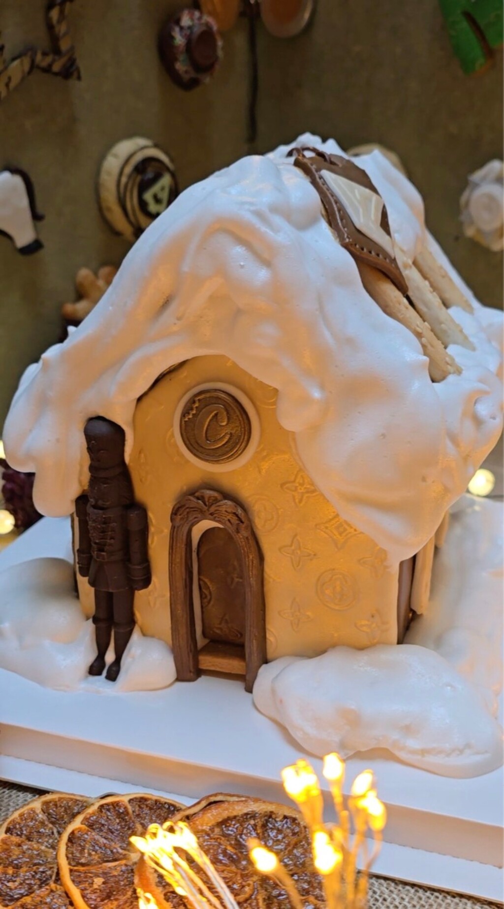 Tu je i kućica od medenjaka, ali i brojni drugi detalji