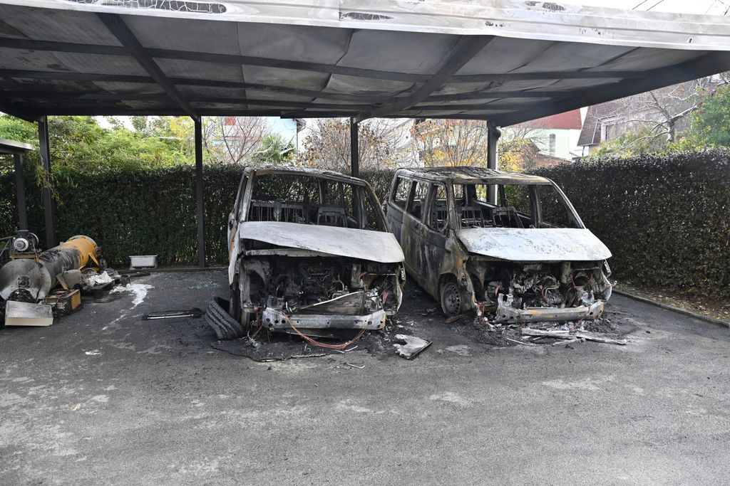 Izgorjeli kombiji u Dubravi