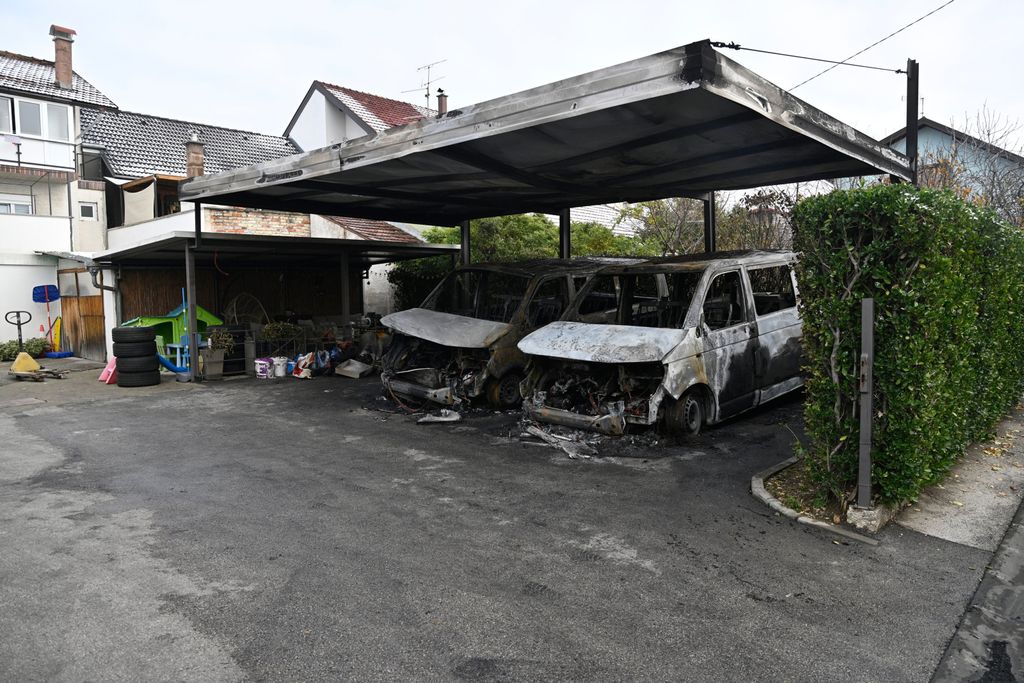 Izgorjeli kombiji u Dubravi