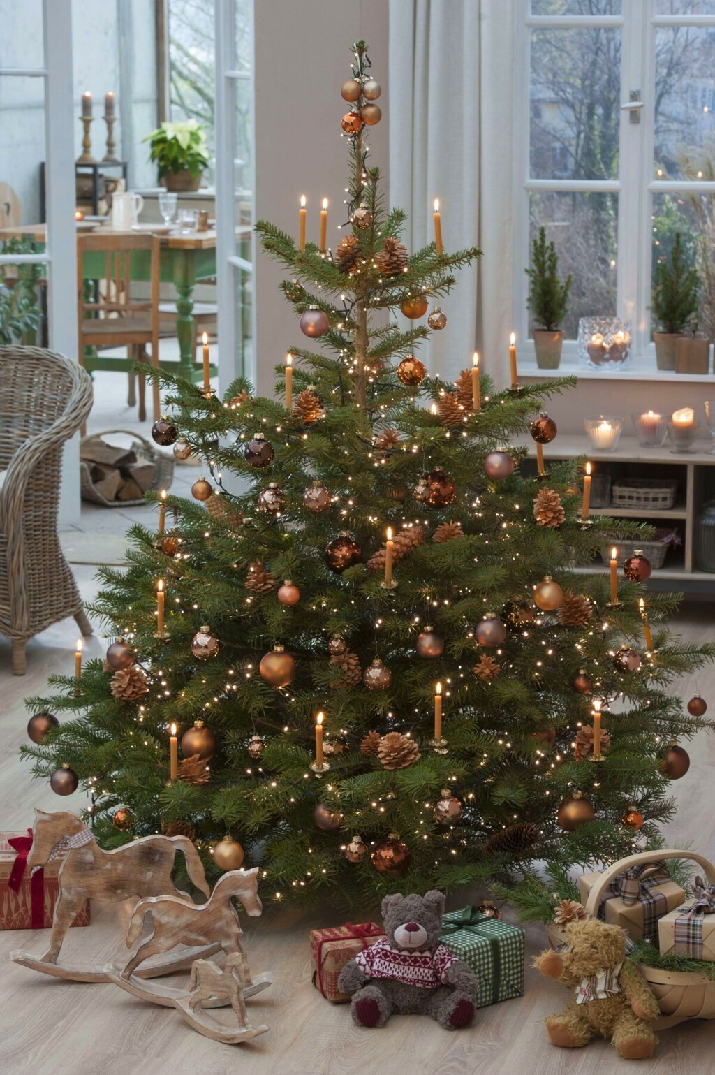 Ukrašavanje doma za Božić smeđim detaljima