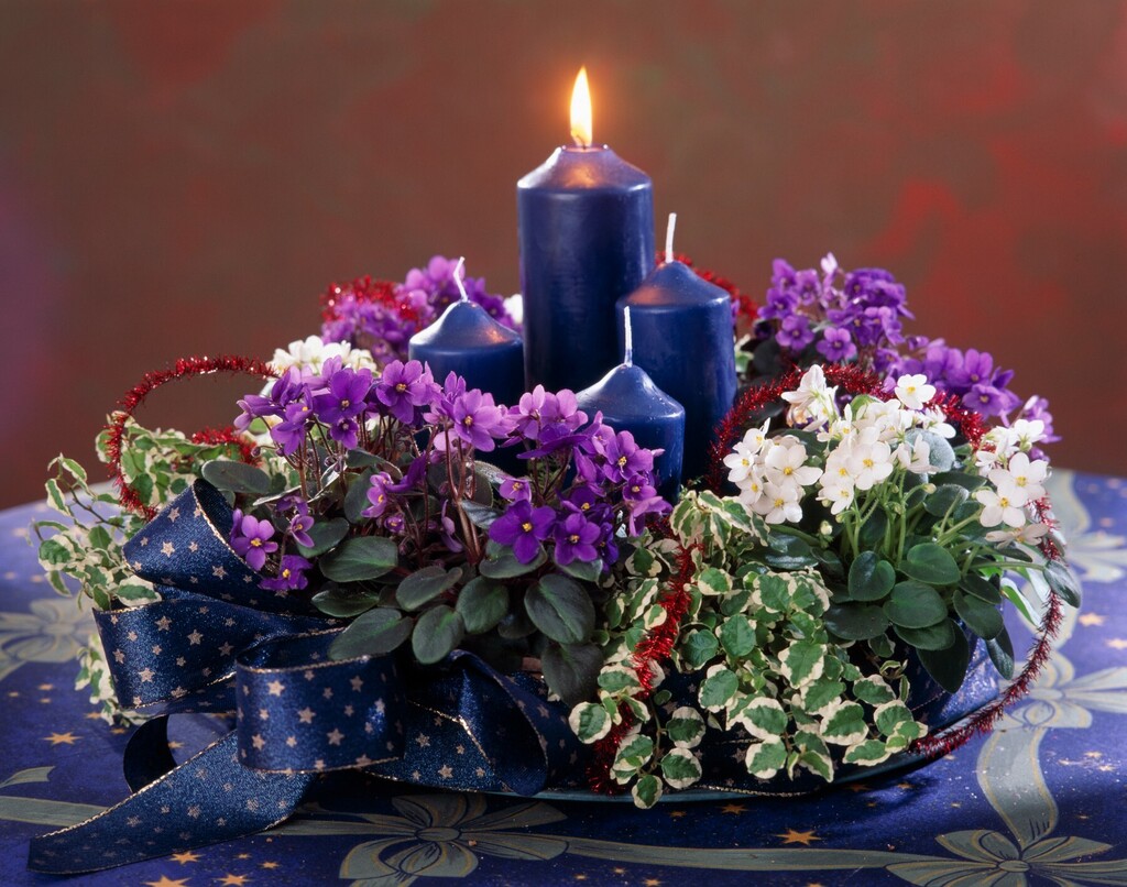 Adventski vijenci ukrašeni cvijećem