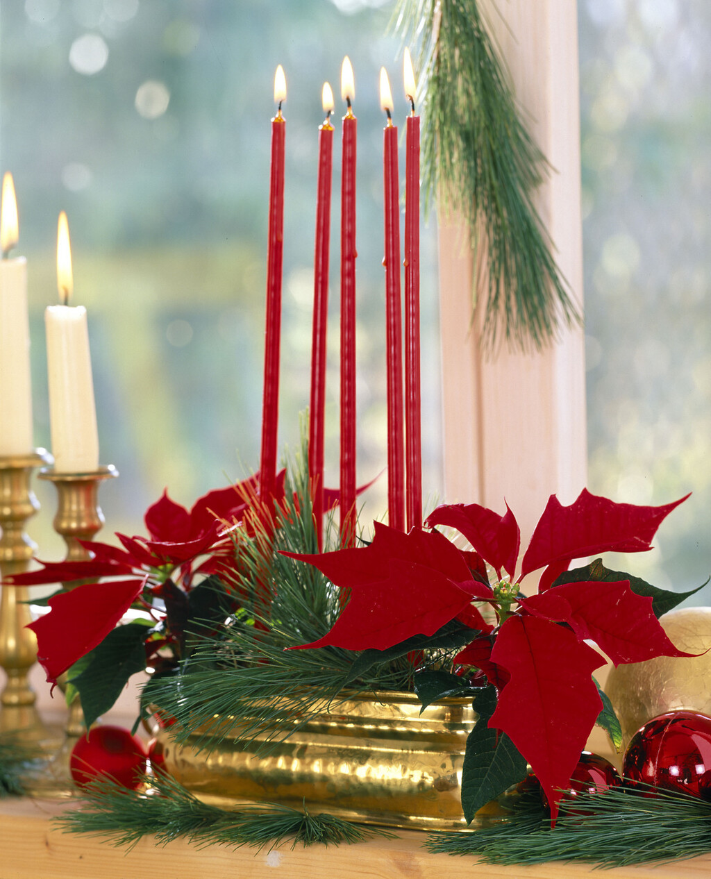 Adventski vijenac ukrašen božićnom zvijezdom