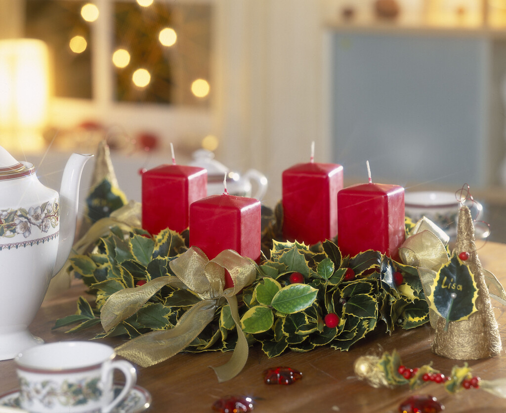 Adventski vijenac s božikovinom