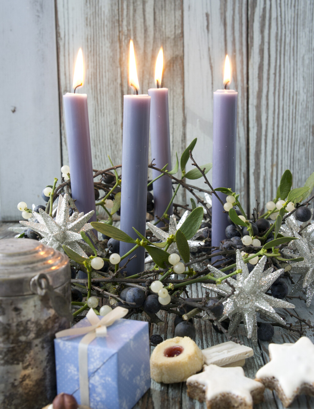 Adventski vijenac ukrašen imelom