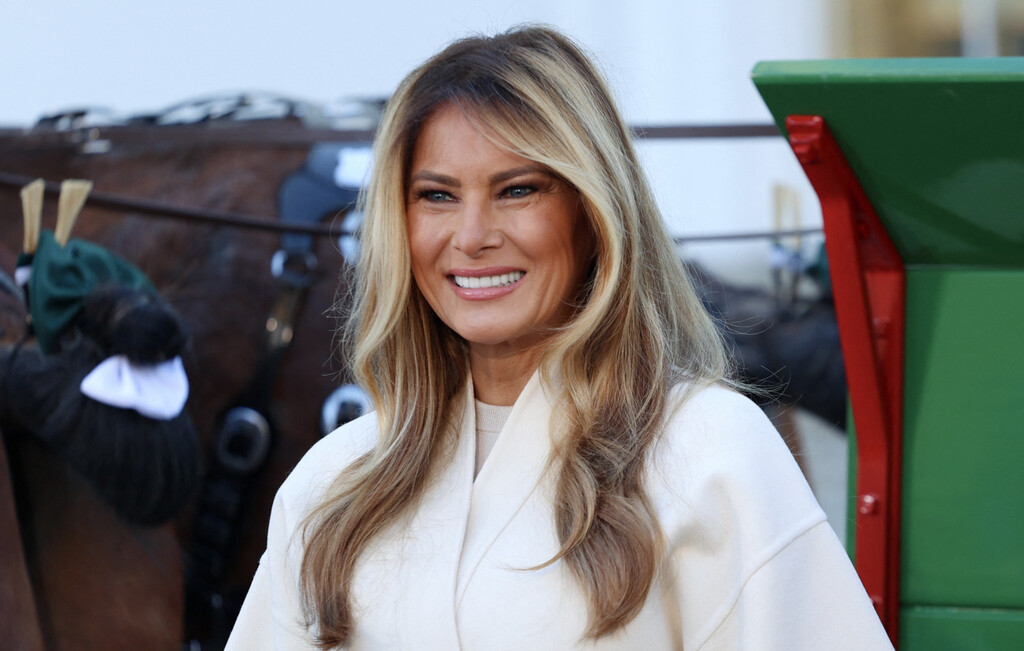 Melania Trump u bijelom kaputu modne kuće Dior i kariranim štiklama Manolo Blahnik - 5