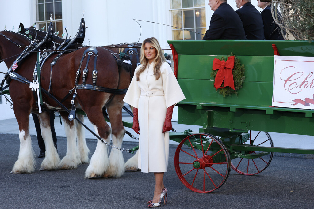 Melania Trump u bijelom kaputu modne kuće Dior i kariranim štiklama Manolo Blahnik - 6