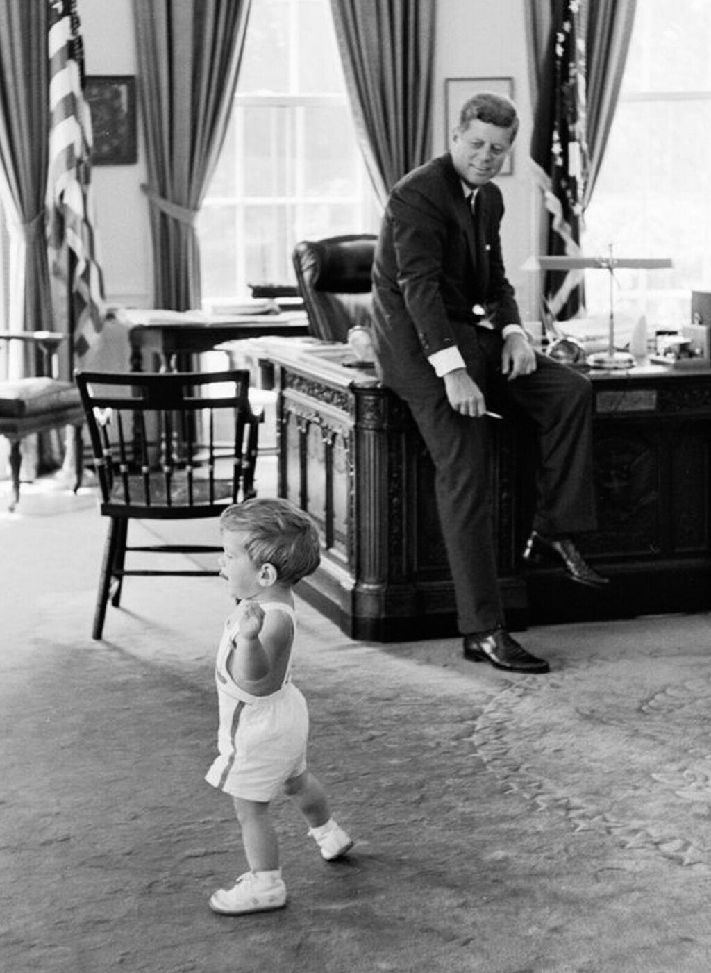 John F. Kennedy Jr. u Ovalnom uredu sa svojim ocem