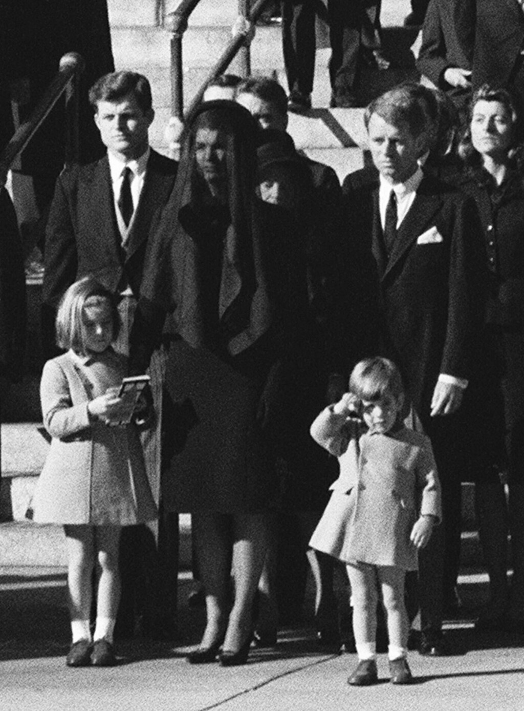 John F. Kennedy Jr. salutira ispred očeva lijesa