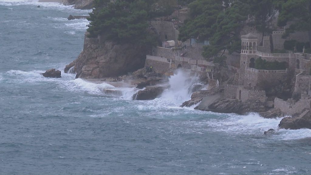 Velike količine smeća i plastike nanesene su jakim jugom u staru luku - 3