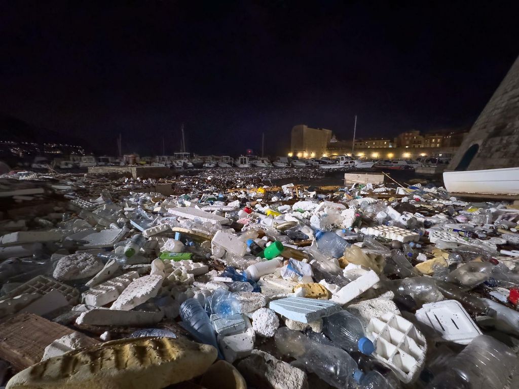 Velike količine smeća i plastike nanesene su jakim jugom u staru luku - 3
