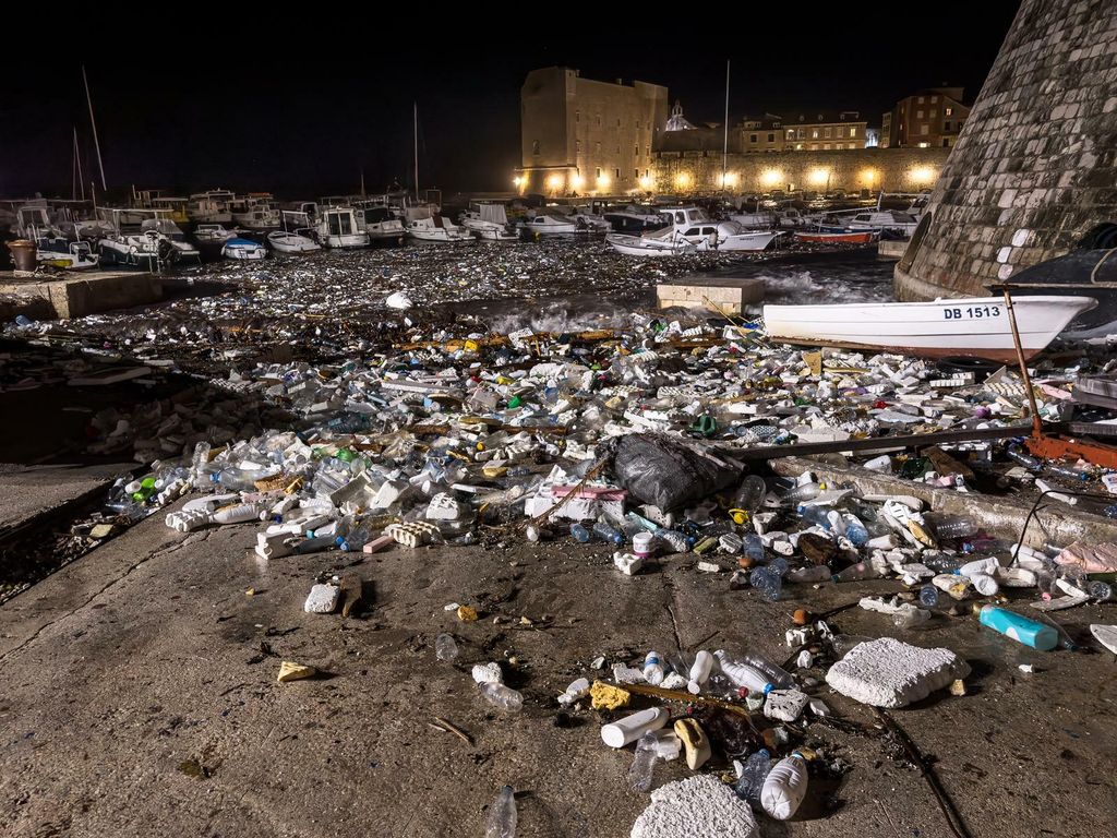 Velike količine smeća i plastike nanesene su jakim jugom u staru luku - 3