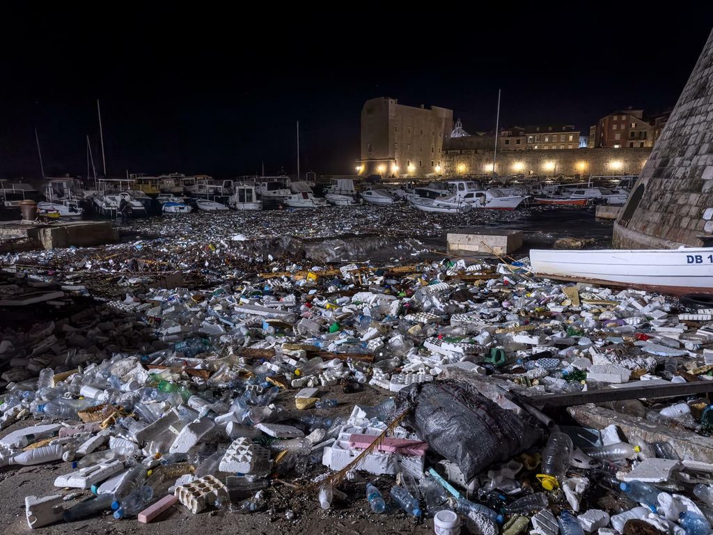 Velike količine smeća i plastike nanesene su jakim jugom u staru luku - 3