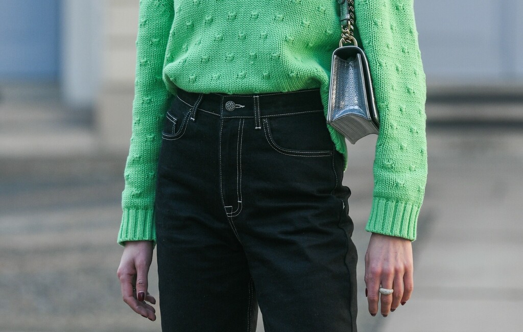 Tamni traper savršeno se slaže s pletivom