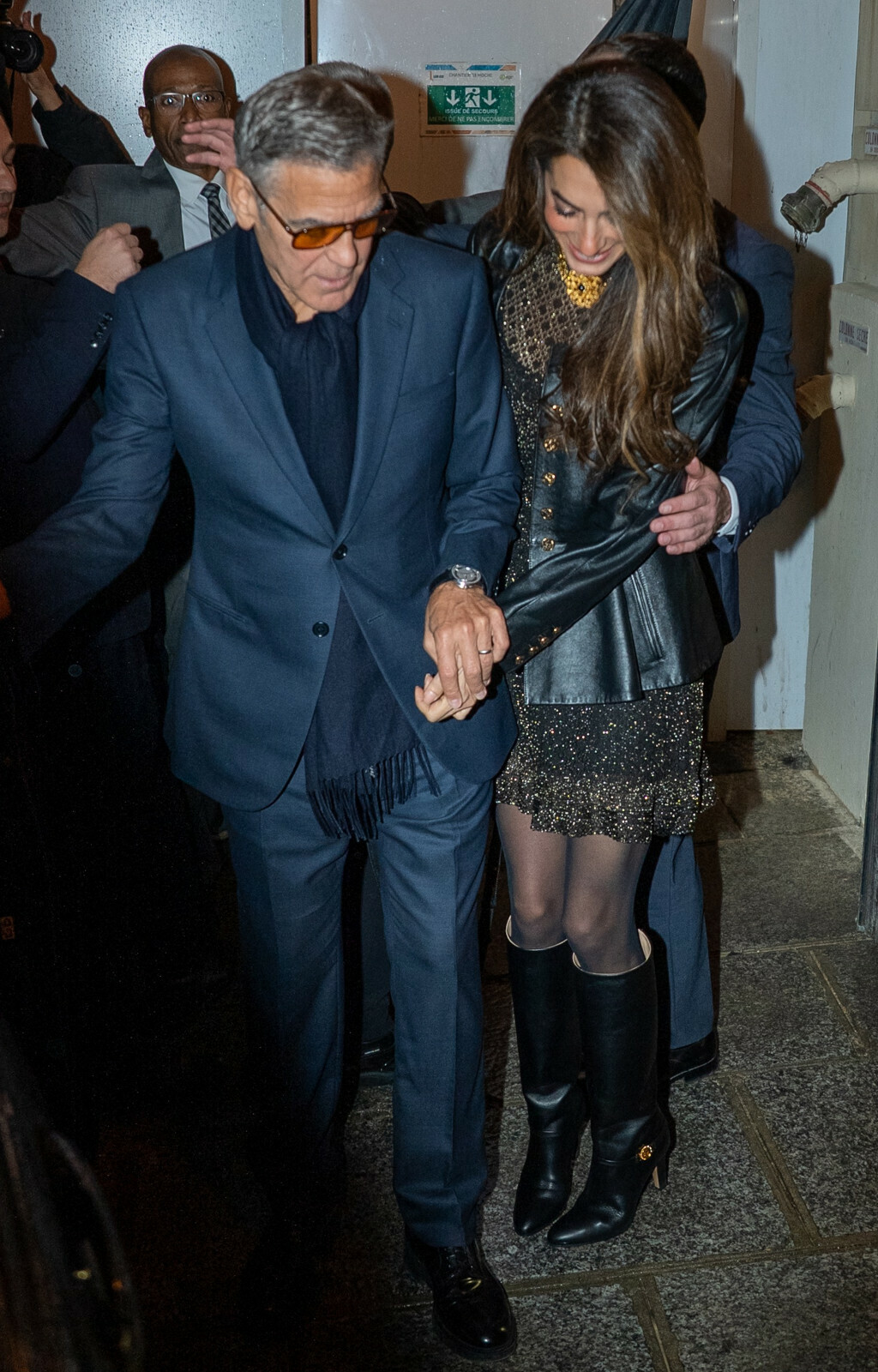 Amal Clooney u minici i visokim čizmama - 3