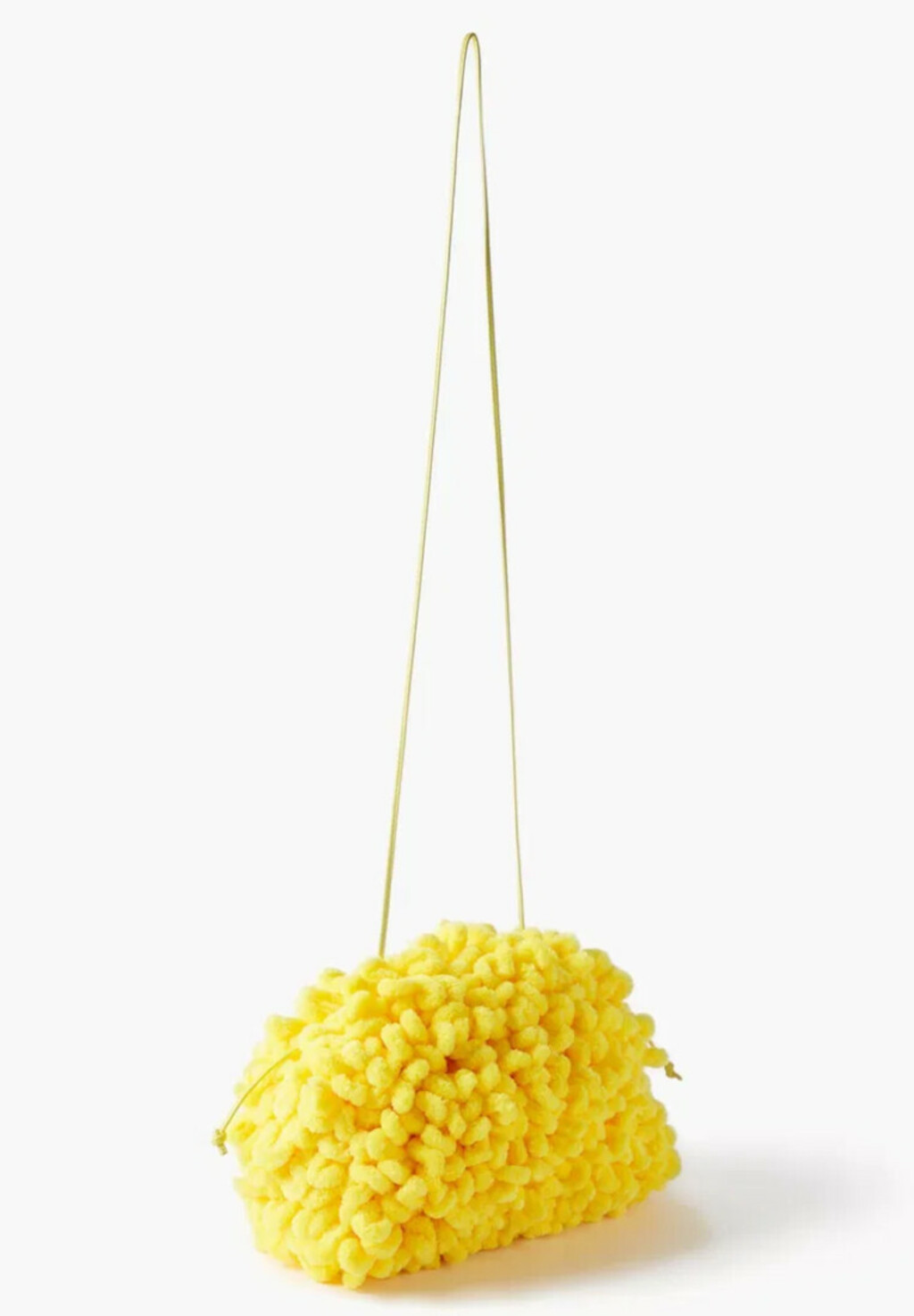 Ella Dvornik nosi torbu modne kuće Bottega Veneta