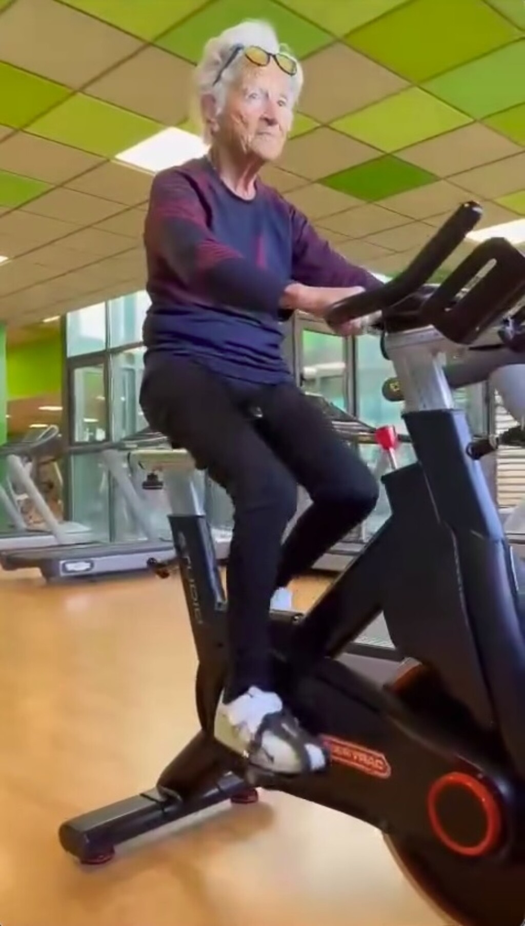 Na početku je imala dva osobna trenera, a sada sve vježbe izvodi sama, uz sinovu pomoć