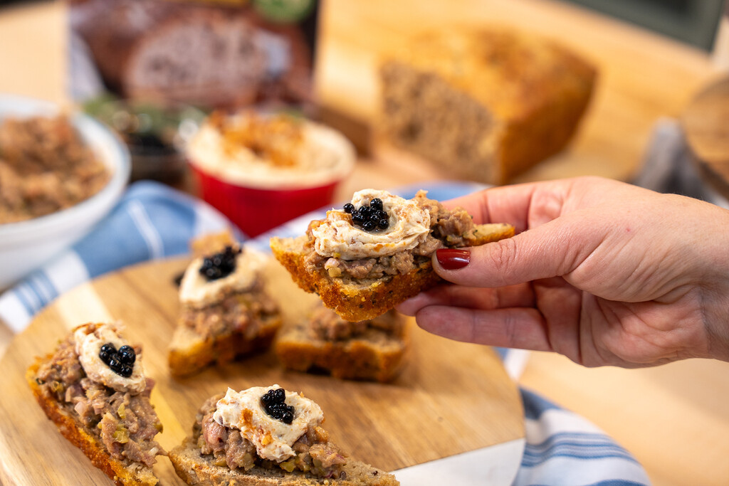 Tatarski biftek Ane Antunović s maslacem od čvaraka i lažnim kavijarom na toplom multigrain kruhu. - 2