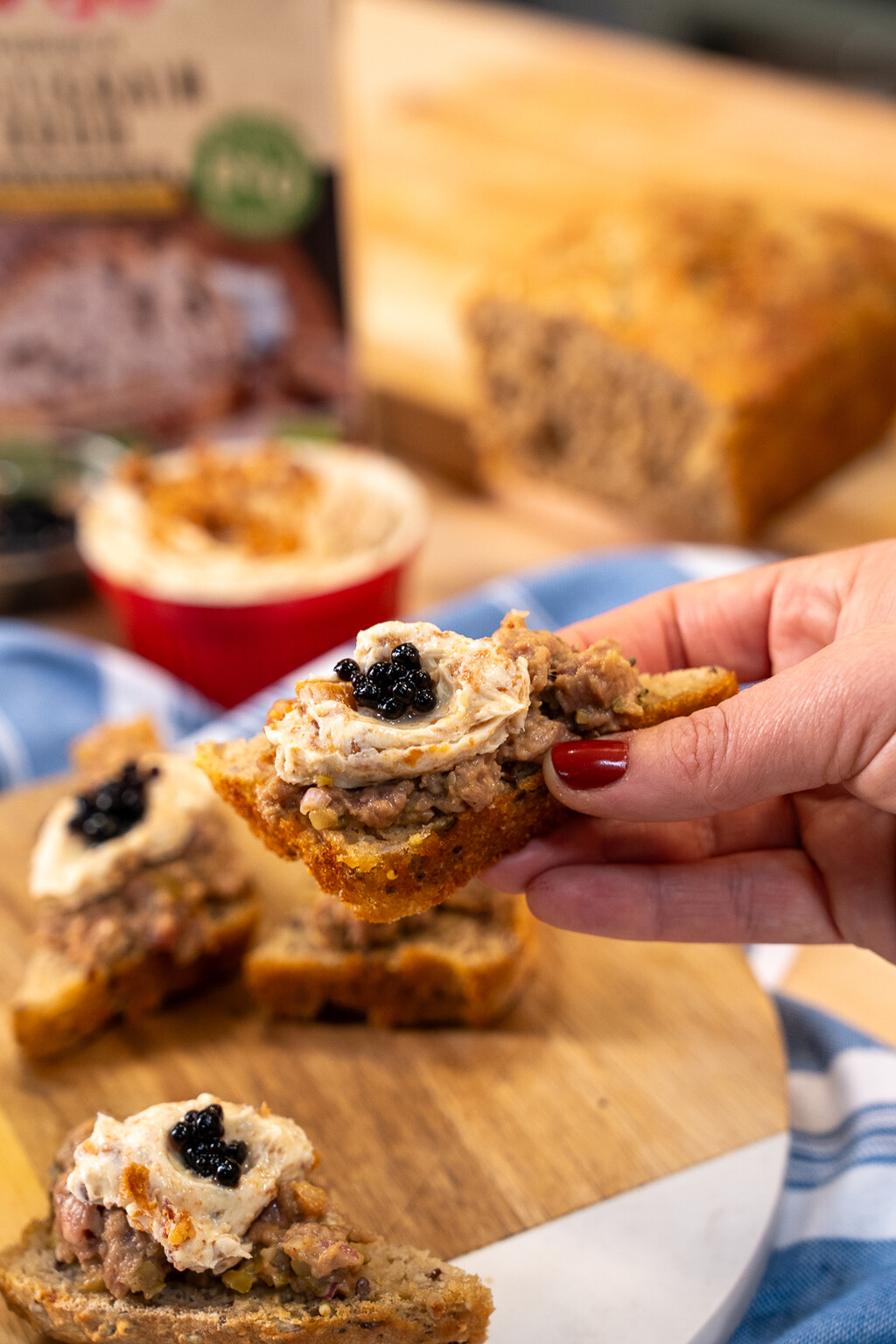 Tatarski biftek Ane Antunović s maslacem od čvaraka i lažnim kavijarom na toplom multigrain kruhu. - 9