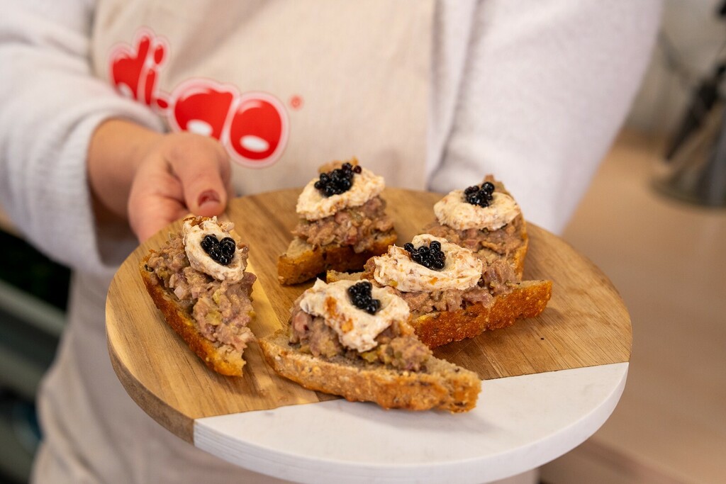 Tatarski biftek Ane Antunović s maslacem od čvaraka i lažnim kavijarom na toplom multigrain kruhu. - 10