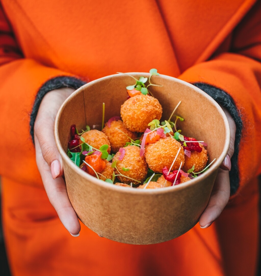 Kroketi s drniškim pršutom, uz marmeladu od paprike, sirni aioli i svježu rikolu