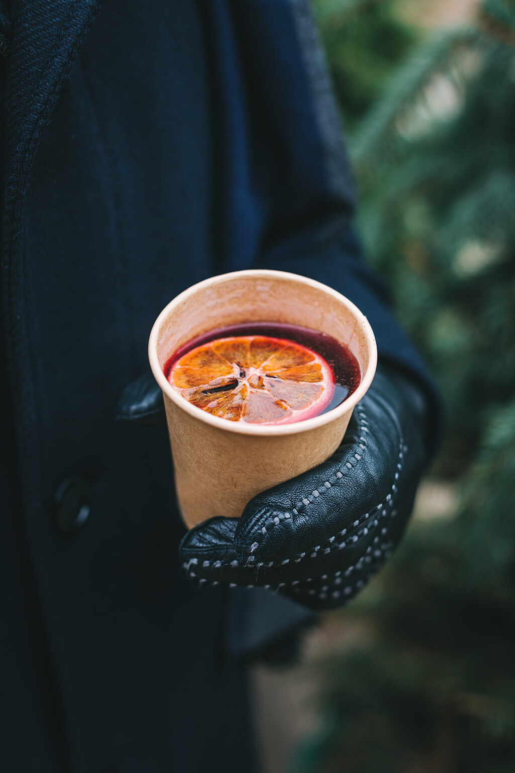 Kuhano vino s notama bazge, crnog ribiza i citrusa