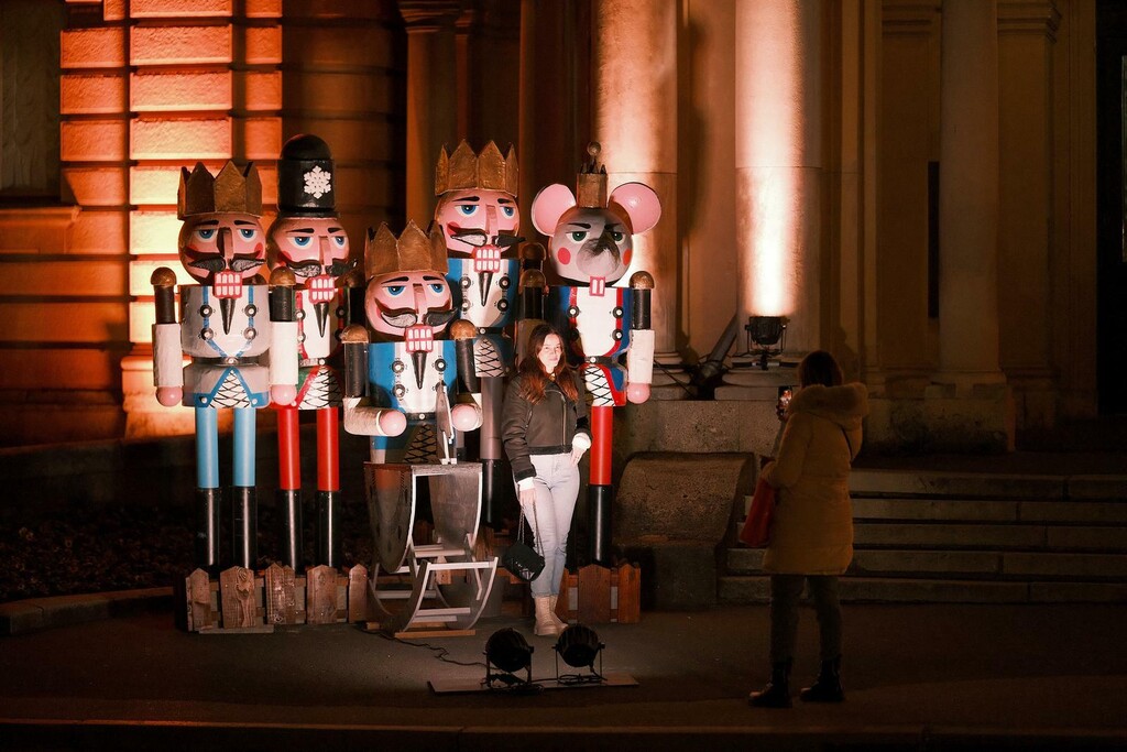 Orašari ispred zagrebačkog HNK u slopu Adventa