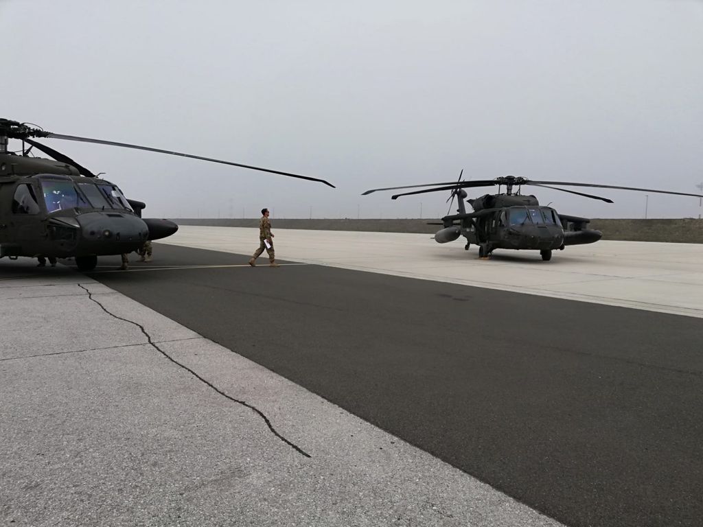 Ministar obrane Damir Krstičević i američki veleposlanik Robert Kohorst u probnom letu helikoptera Black Hawk (Foto: MORH)