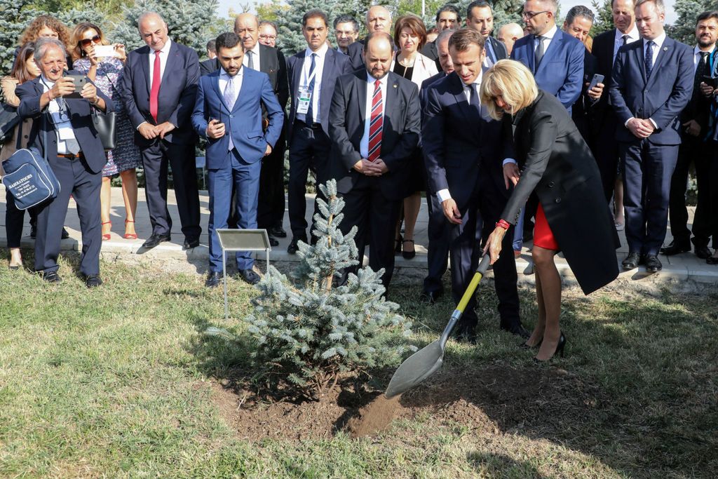 Brigitte Macron i Emmanuel Macron posadili su drvo u memorijalnom centru u Armeniji