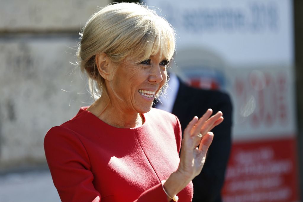 Brigitte Macron u crvenoj haljini i crnim štiklama - 5