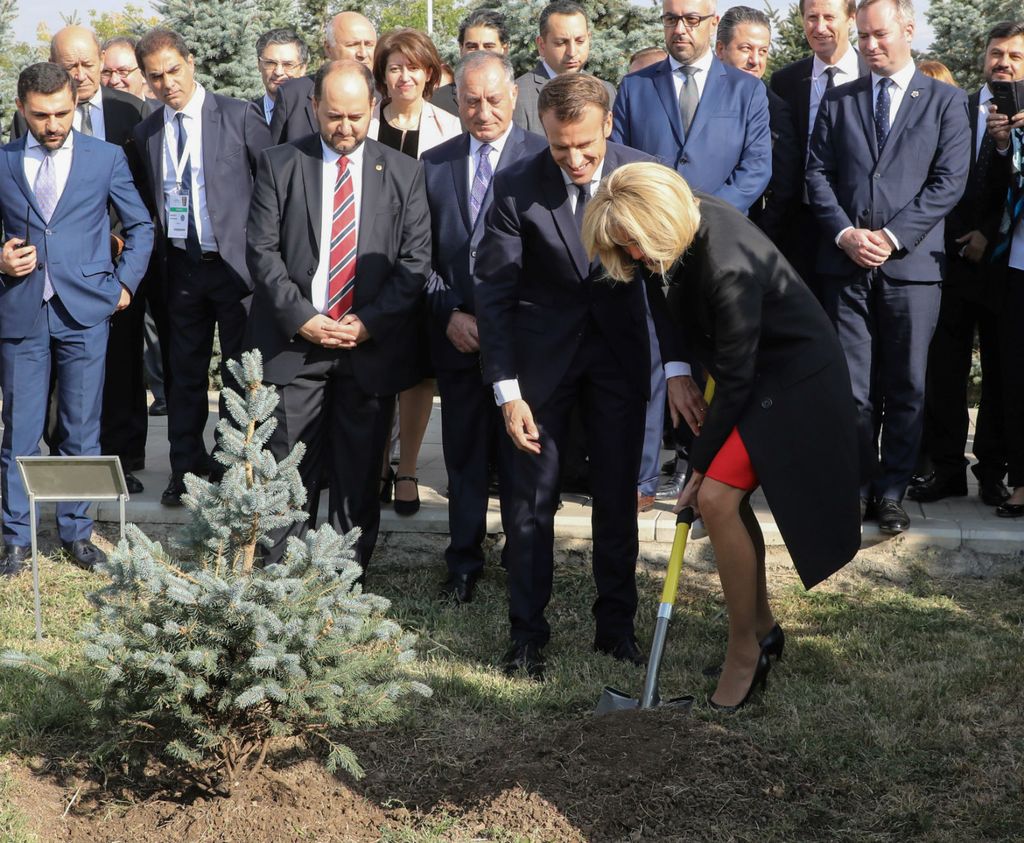 Brigitte Macron u crvenoj haljini i crnim štiklama - 7