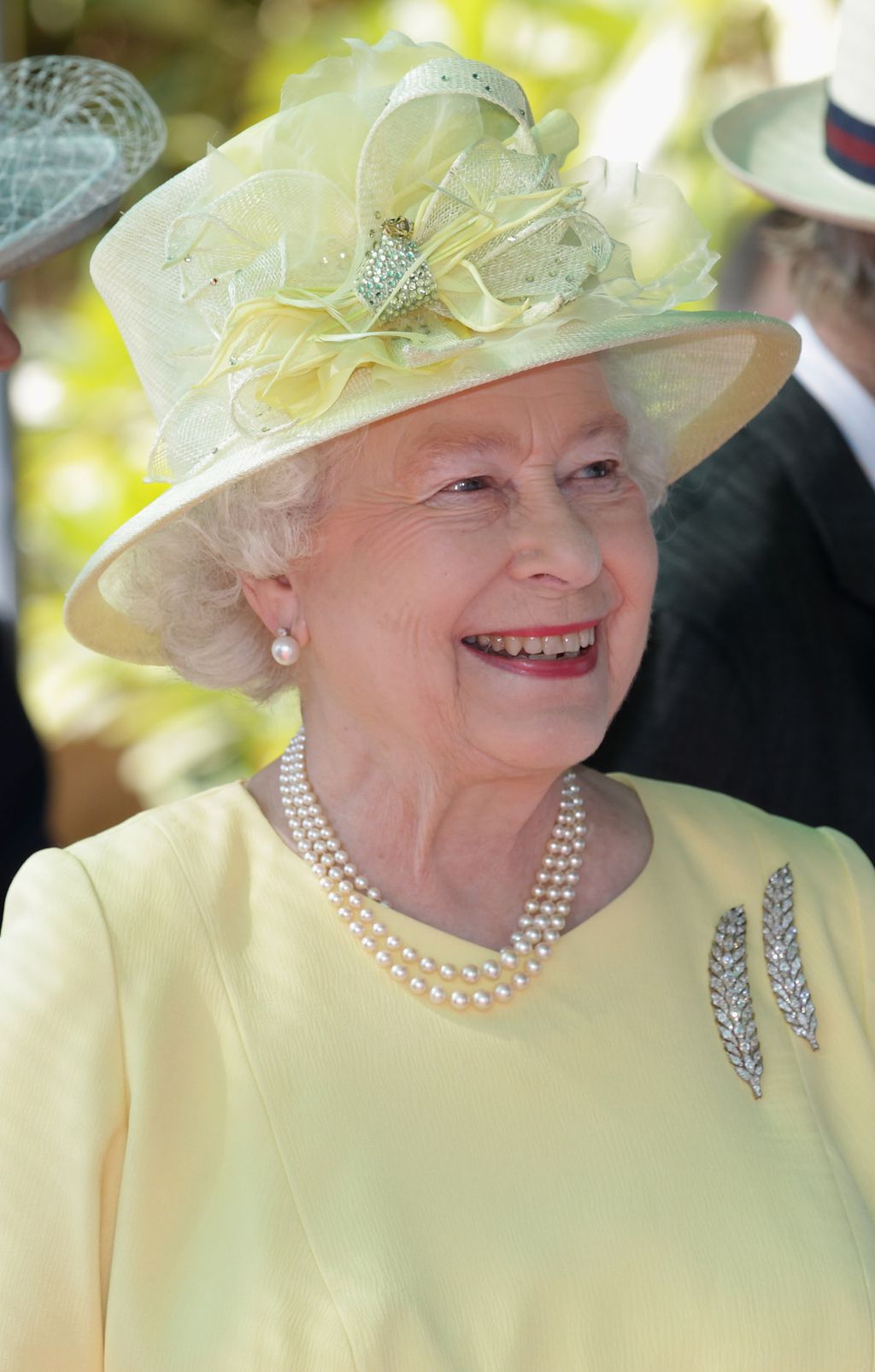 Kraljica Elizabeta ukras koji je Eugenie nosila u kosi nosi kao broš (Foto: AFP)