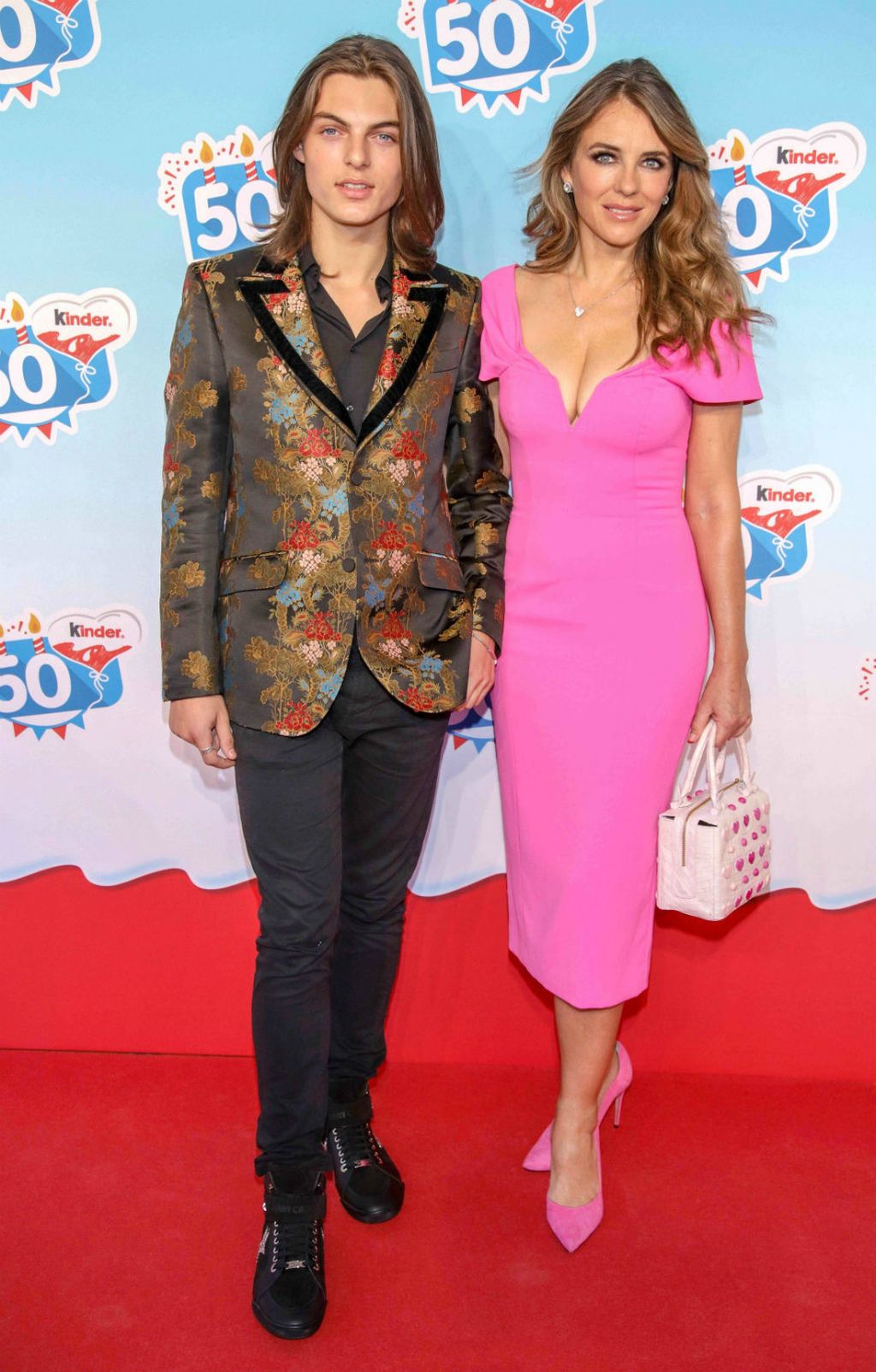 Sin Elizabeth Hurley izrastao je u mladog ljepotana - 6