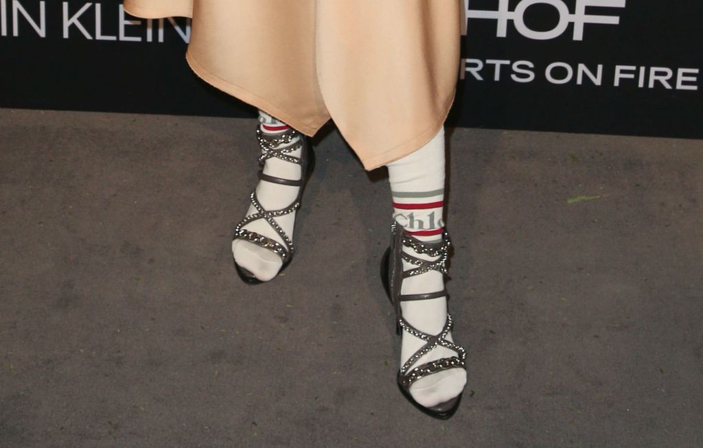 (Ne)zamisliva kombinacija sportskih čarapa, štikli i večernje haljine - 3