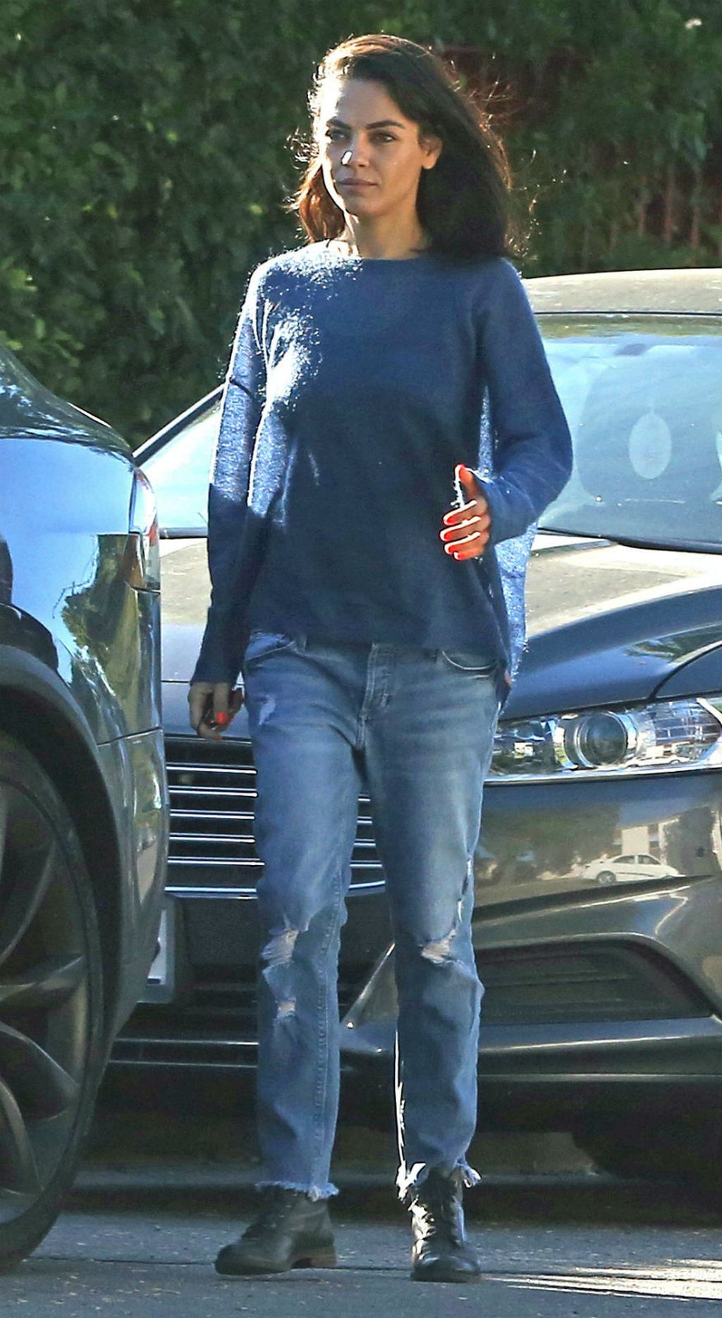 Mila Kunis u \'muškim\' trapericama - 1