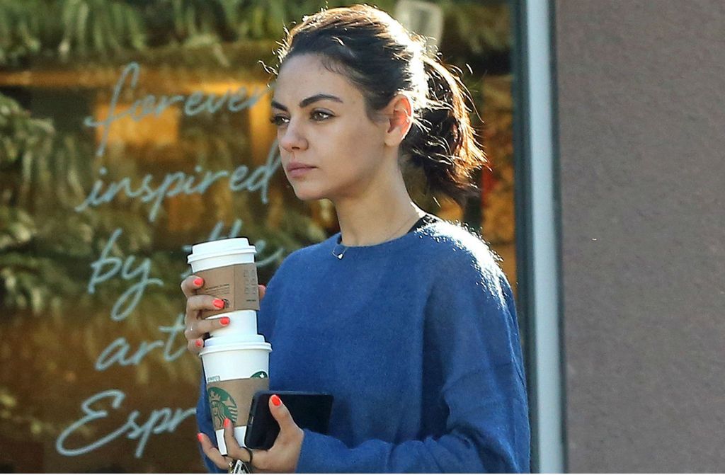 Mila Kunis u \'muškim\' trapericama - 4