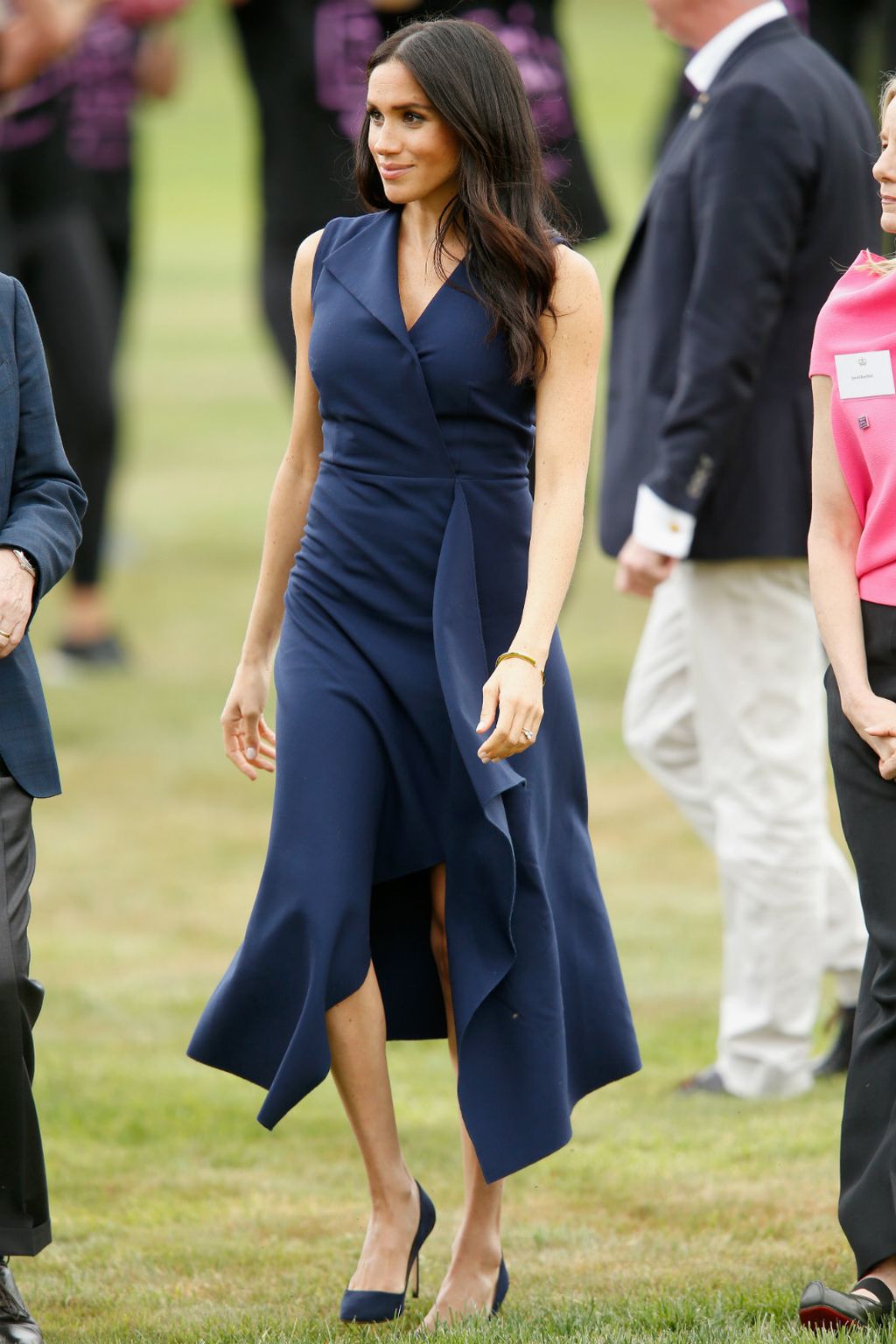 Meghan u haljini brenda Dion Lee