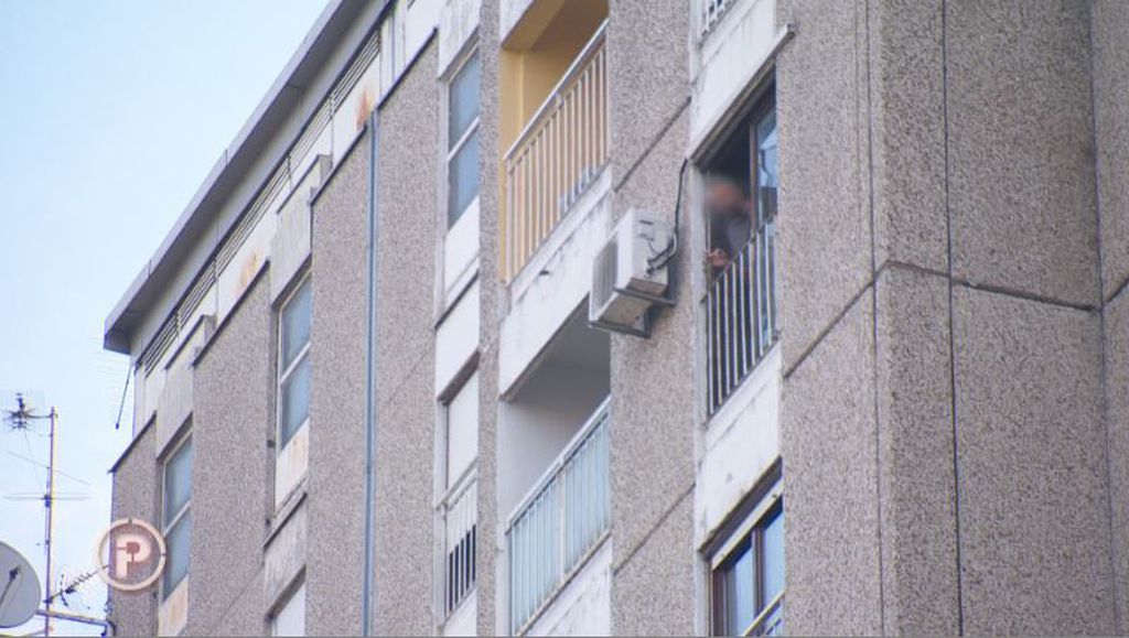 Bolestan čovjek koji baca fekalije kroz prozor (Foto: Dnevnik.hr) - 1