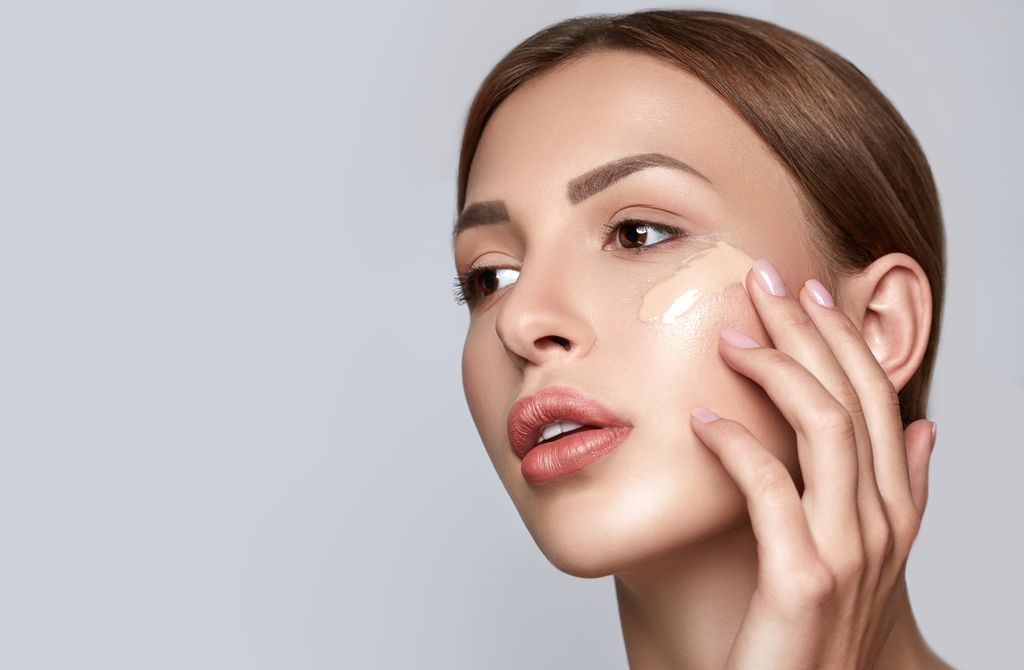 Žena nanosi tekući puder