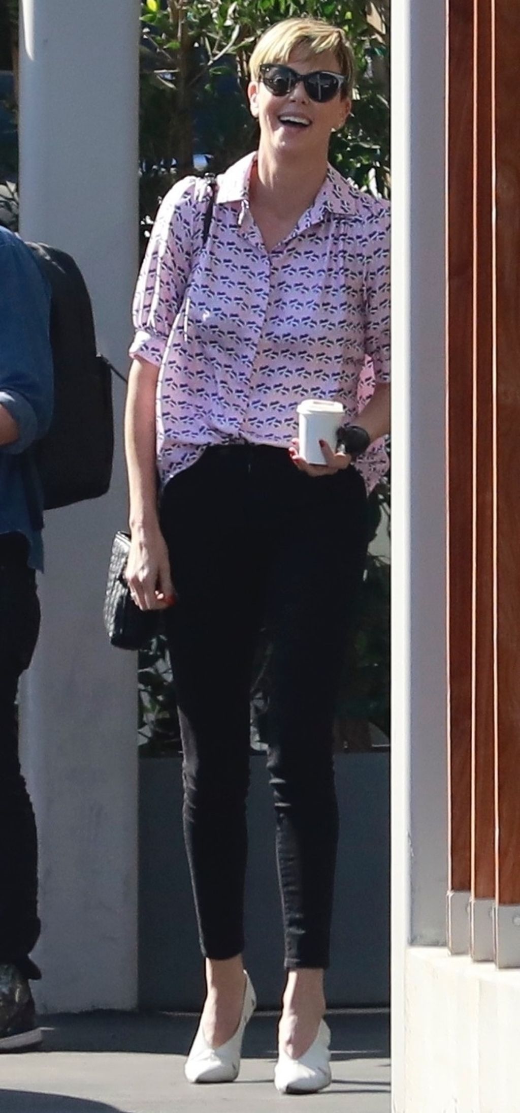 Charlize Theron u štiklama koje bi mnoge žene samo zaobišle u trgovini - 4