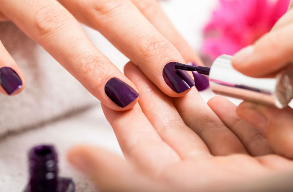 Ljubičasti lak za nokte idealan je izbor za jesenske dane