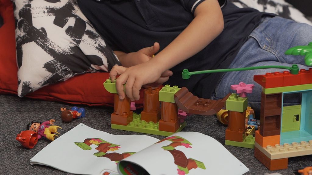 Igranje LEGO DUPLO kockicama odlična je prilika za razvijanje fine motorike