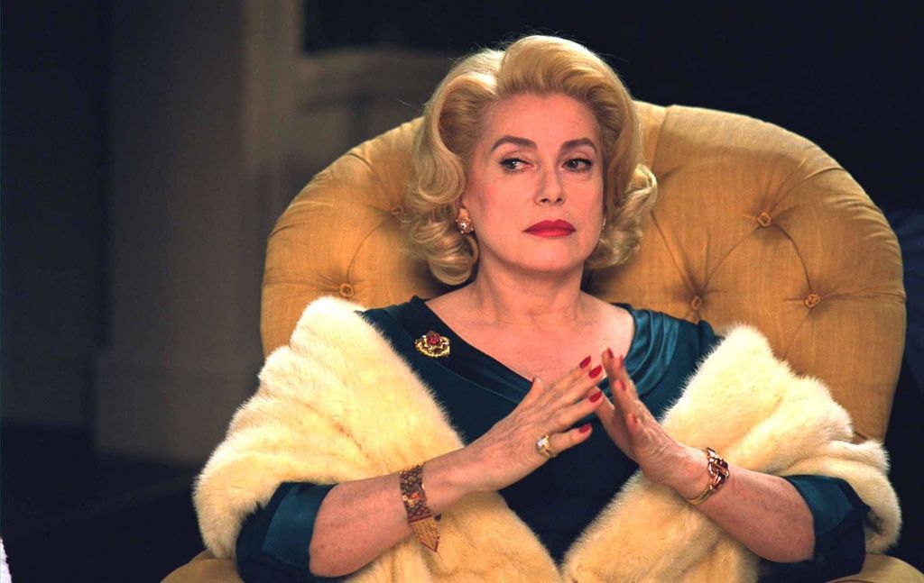 Catherine Deneuve u filmu \'Osam žena\'