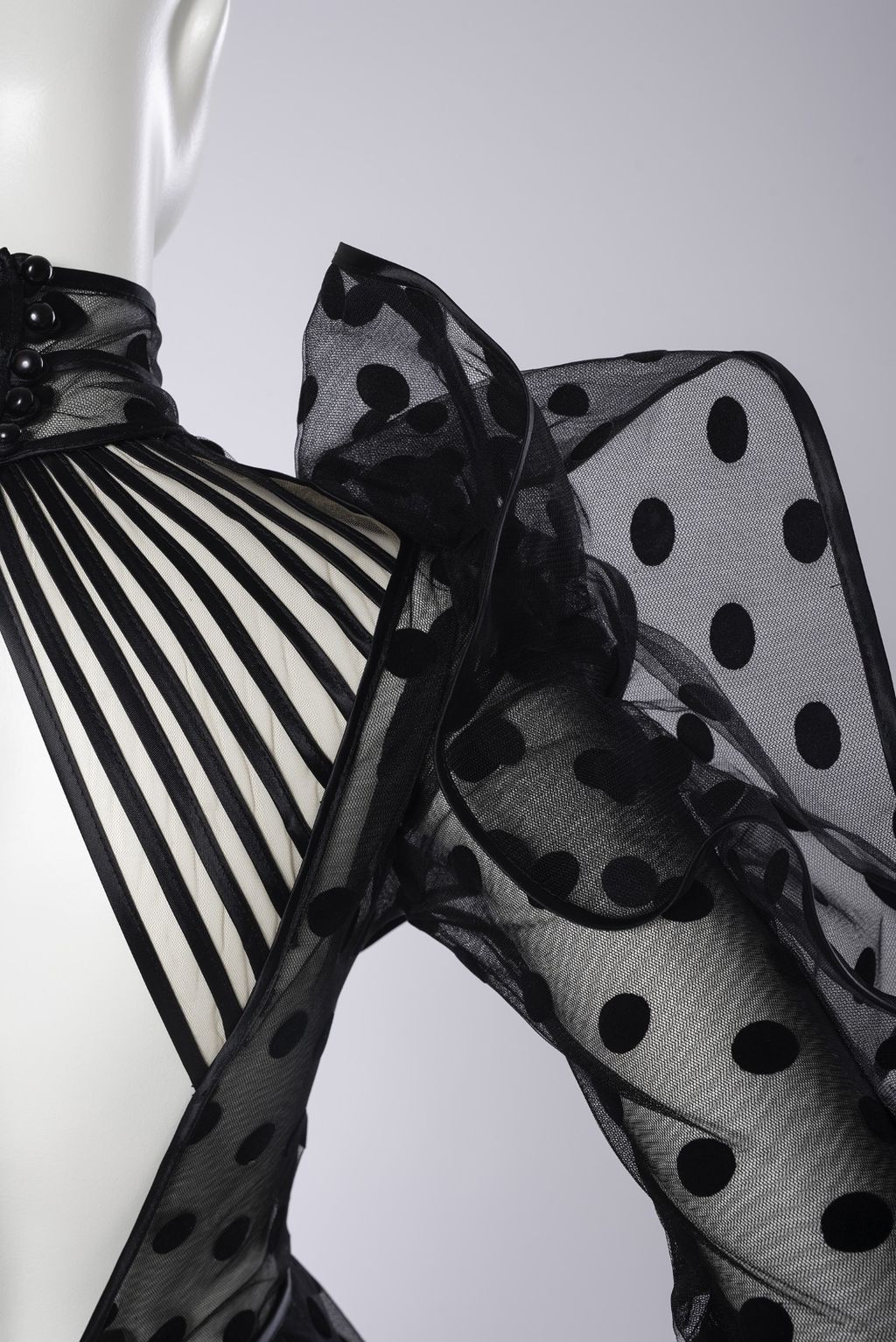 Izložbom 'Posveta ženstvenosti' eNVy room obilježava 15 velikih godina modnog stvaranja