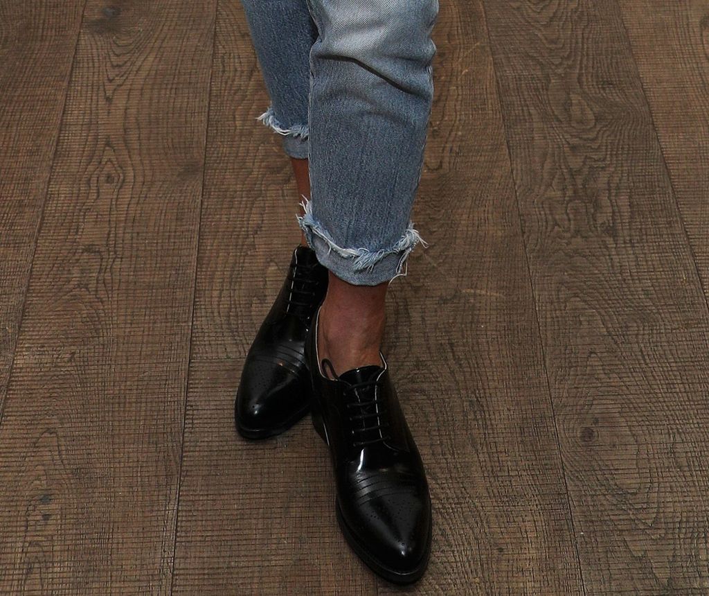 'Šlampave' traperice Jennifer Aniston kombinirala je uz cipele oksfordice