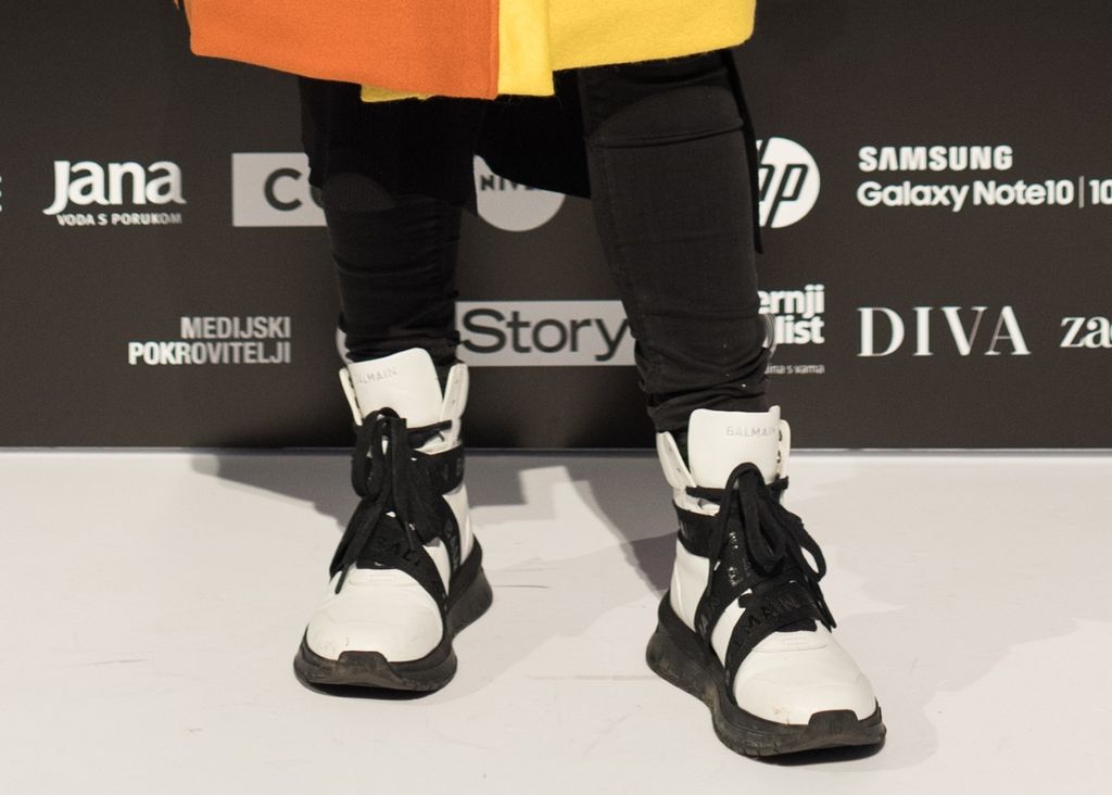 Kaput brenda BiteMyStyle Ella Dvornik kombinirala je uz robusne čizme brenda Balmain