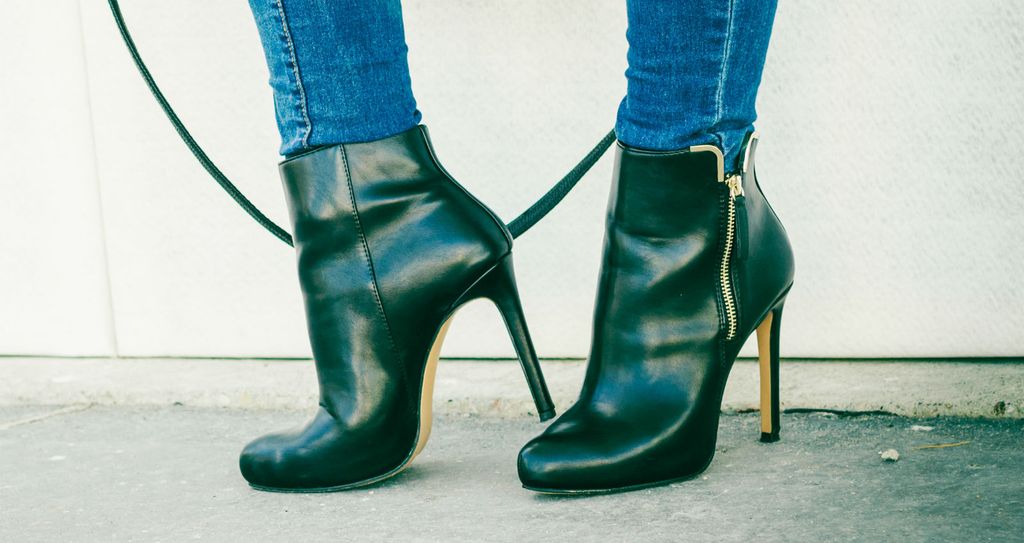 Cipele s pozlaćenim metalnim detaljima mogu izgledati jeftino